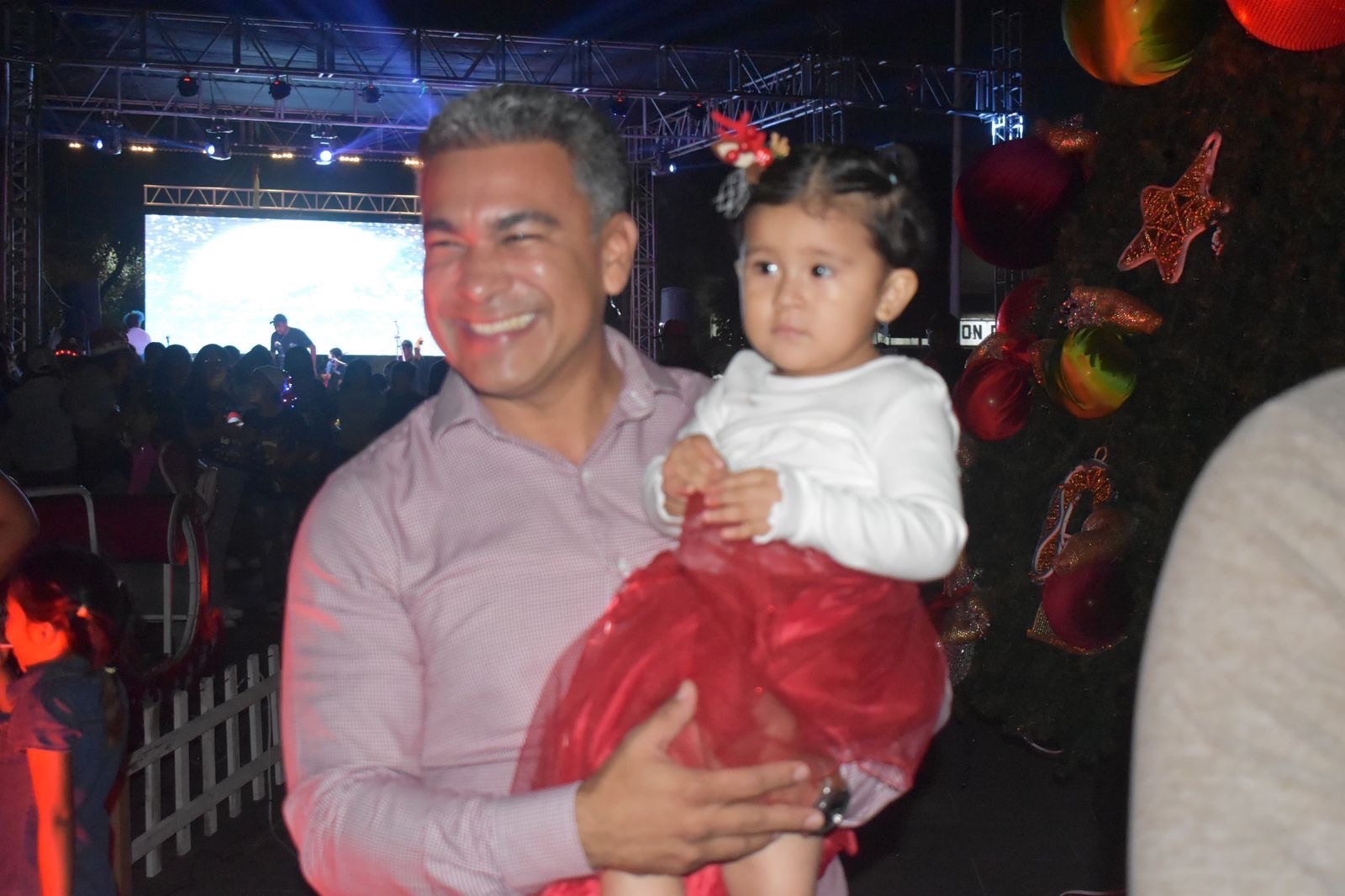 Con encendido del árbol y desfile inician fiestas navideñas en Cabada