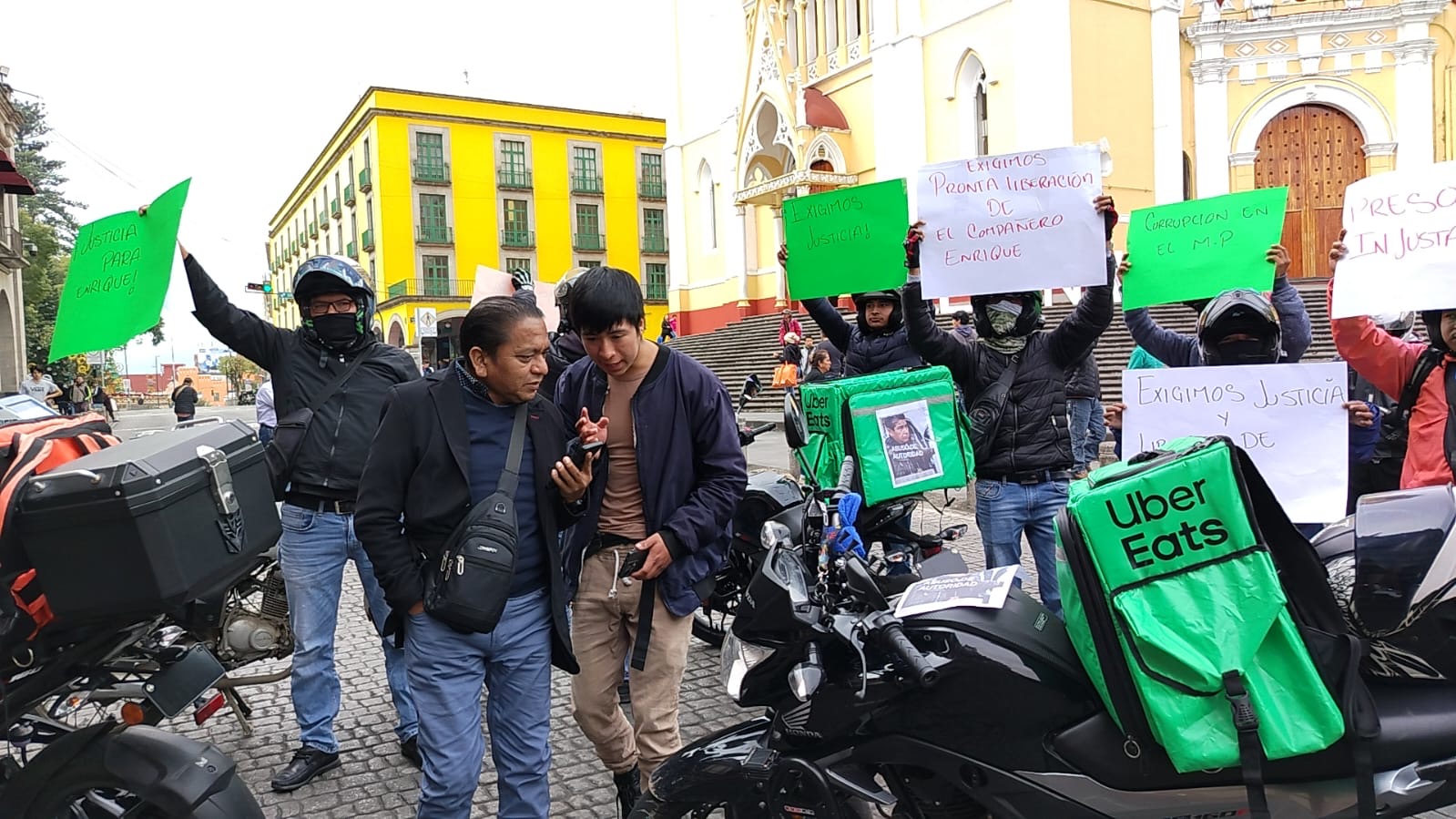 Acusan a repartidor digital de un robo de medio millón de pesos en joyas, compañeros se manifestaron