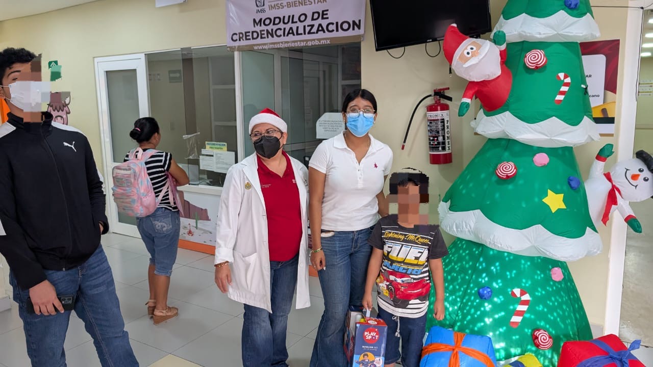 Jovencita hace magia en la torre pediátrica de Veracruz