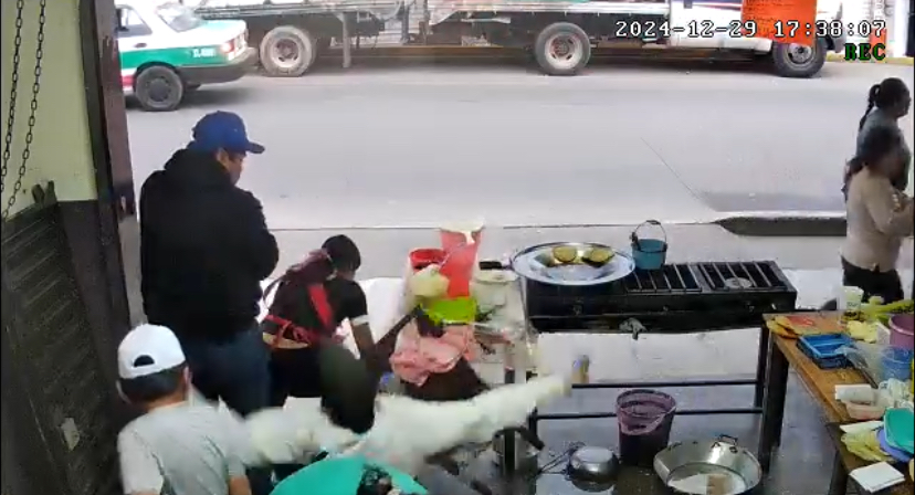 En Xalapa dos mujeres acusadas de arrojar aceite hirviendo a vendedora de antojitos, enfrenta quemaduras de segundo grado.