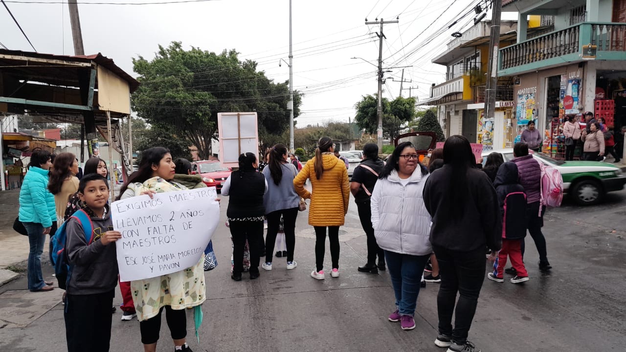 Por la falta de maestros protestan padres de familia en escuela primaria de Xalapa