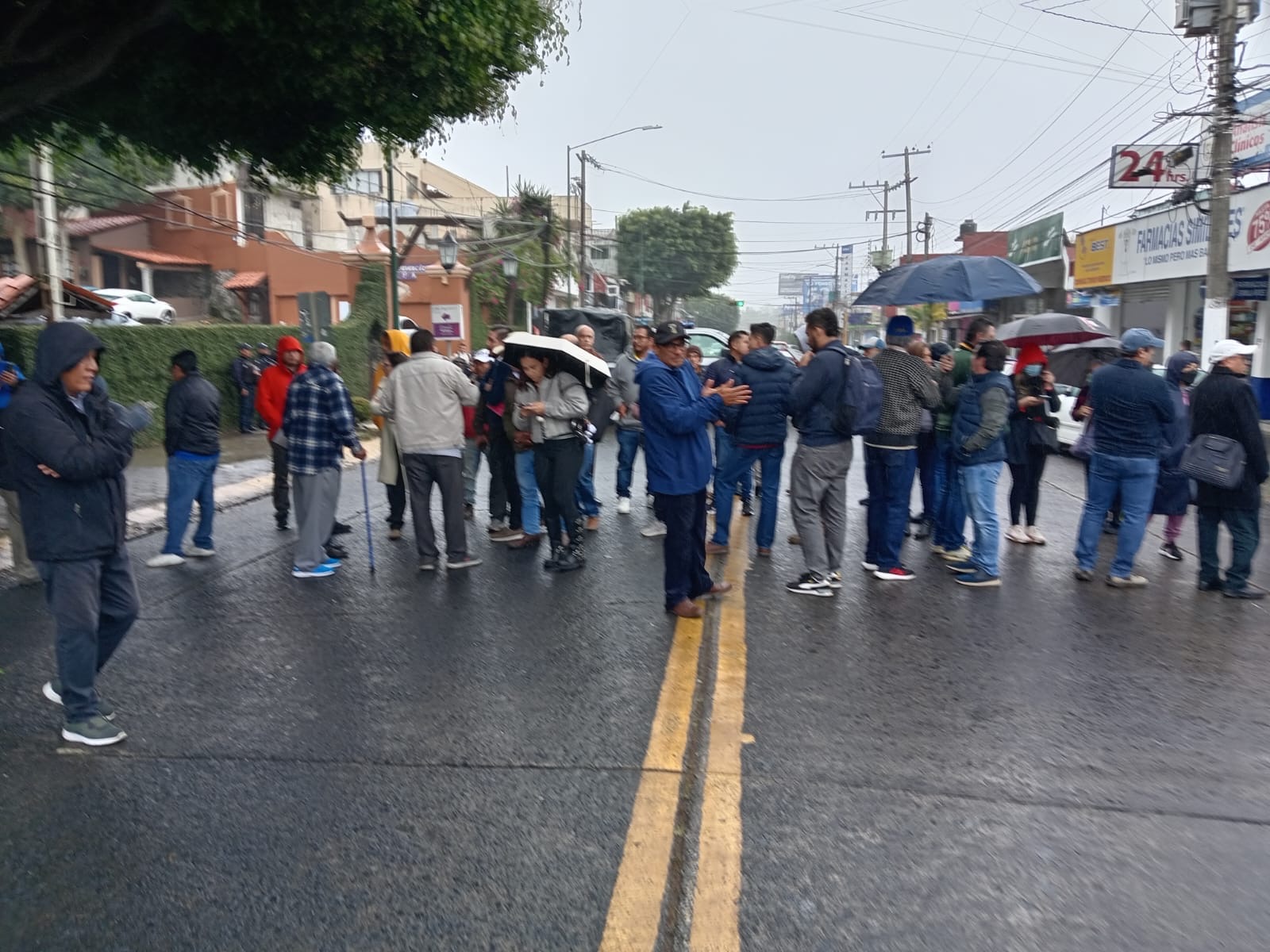 Bloquearon avenida de Xalapa por la tardanza en la emisión de licencias de conducir