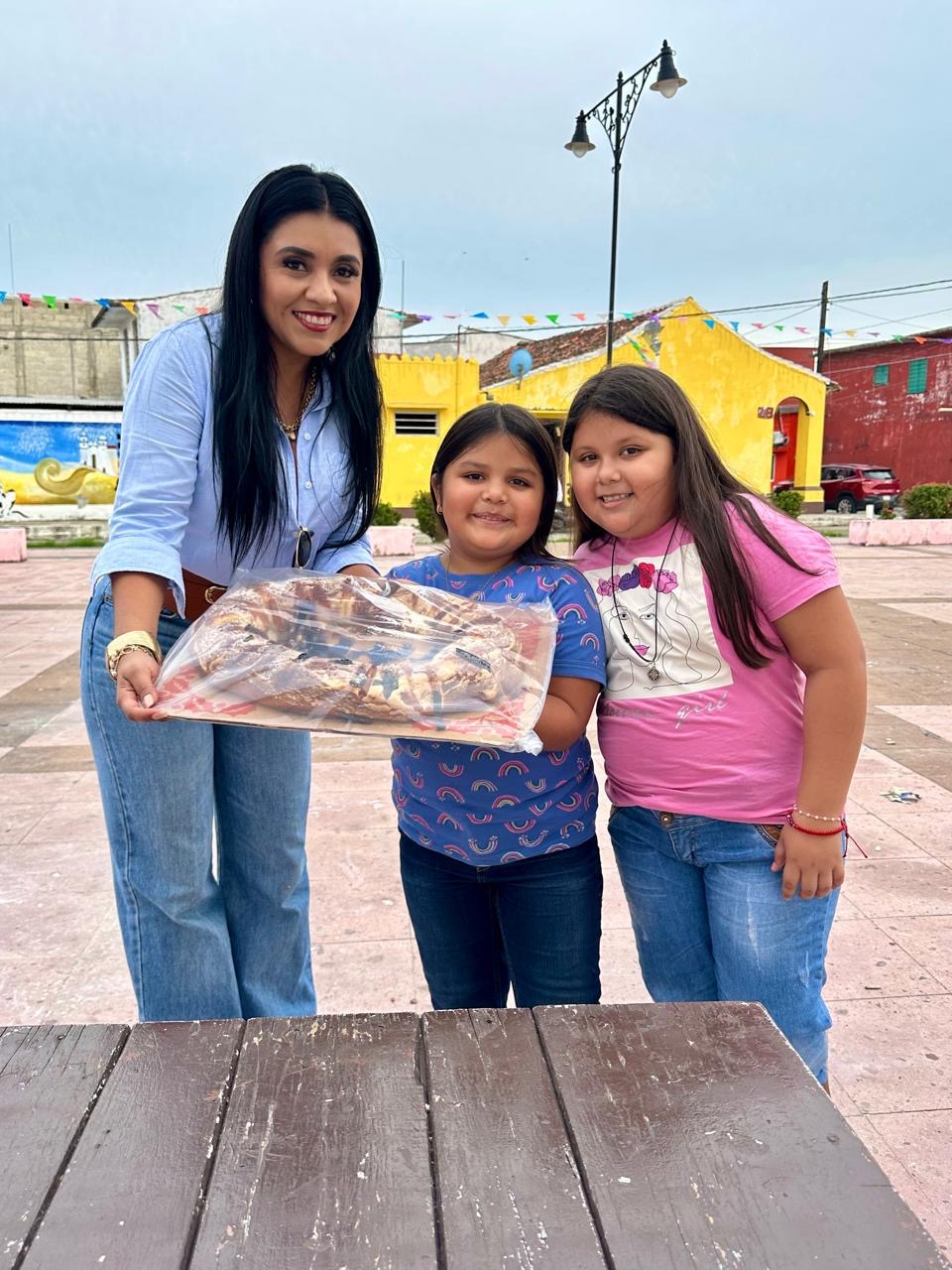 Roscaton en Tlacotalpan, en un acto altruista Yareni y Alfredo regalaron roscas de reyes
