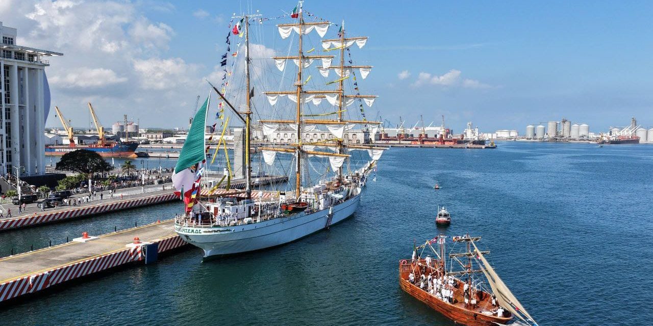 Presidenta y Gobernadora reciben al Cuauhtémoc y honran a cadetes fallecidos