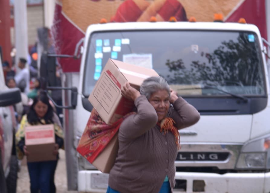 Familias de Calcahualco y Altotonga reciben cobijo y atención con Caravanas Abrigando Corazones