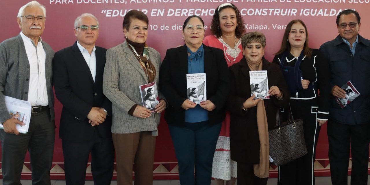 Entrega SEV cartillas de los Derechos de las Mujeres, en secundaria de Xalapa