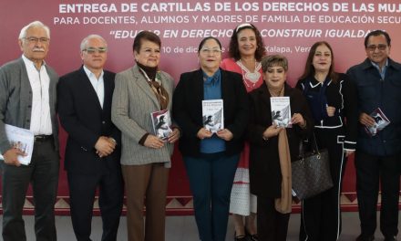 Entrega SEV cartillas de los Derechos de las Mujeres, en secundaria de Xalapa