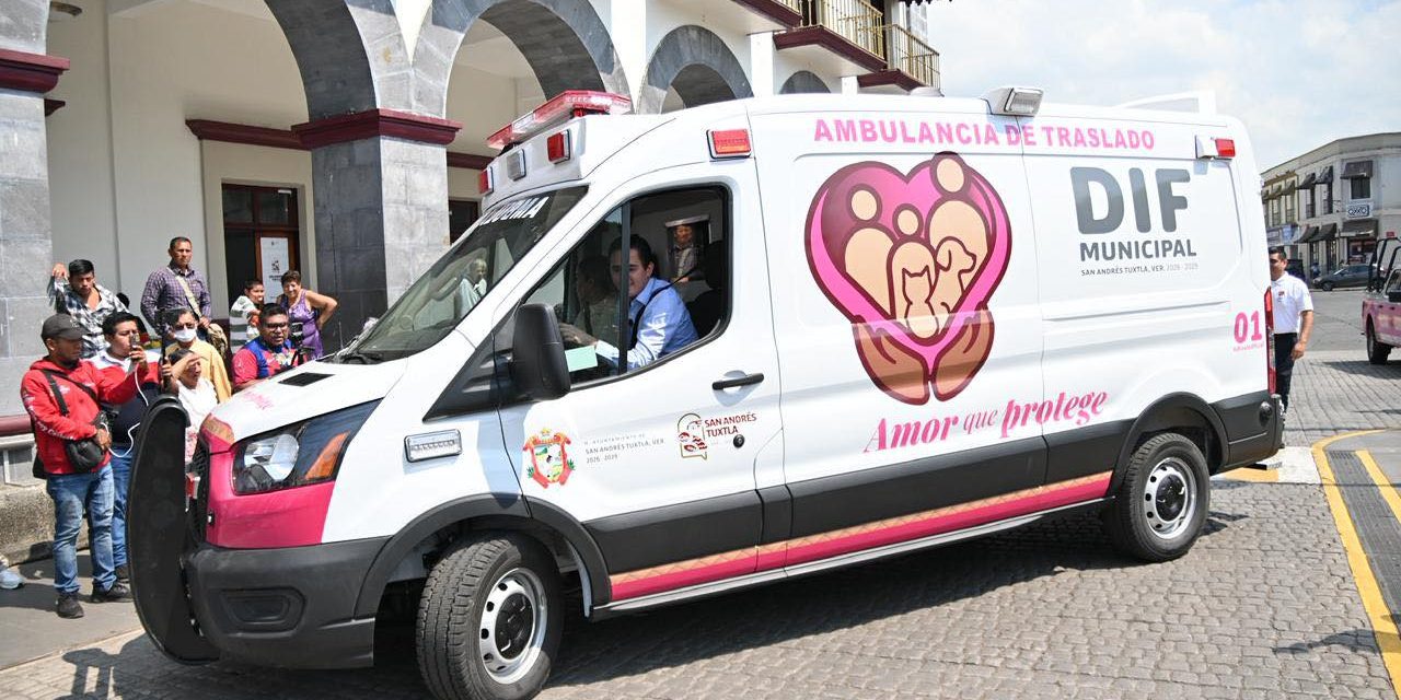 Entrega alcalde Rafa Fararoni ambulancia de traslados para el Sistema DIF Municipal