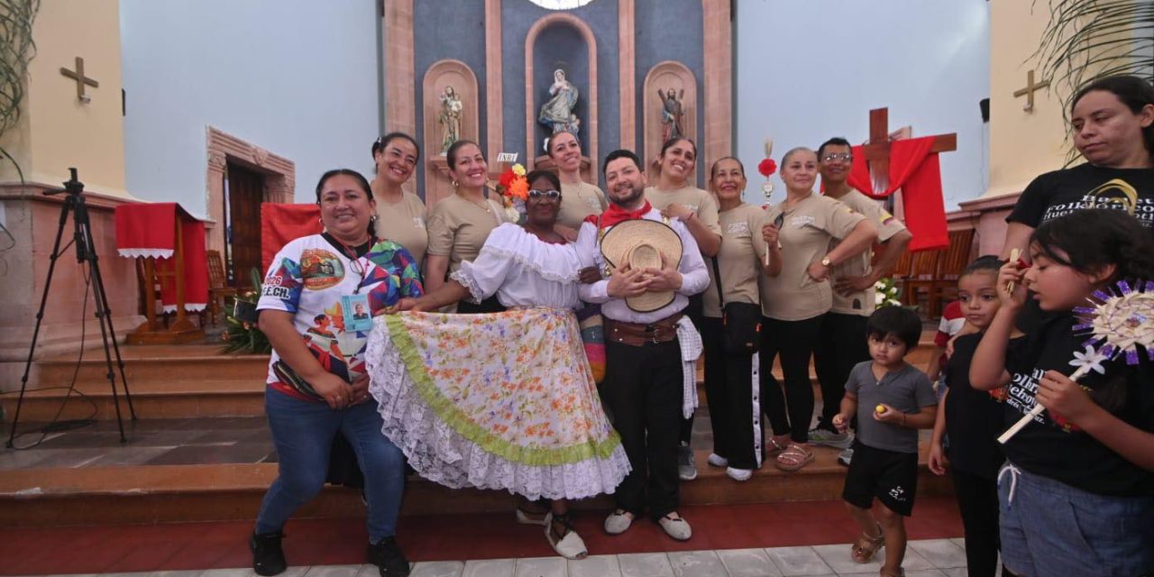 Ballets folclóricos depositan su tradicional ofrenda en Catedral de San Andrés Tuxtla