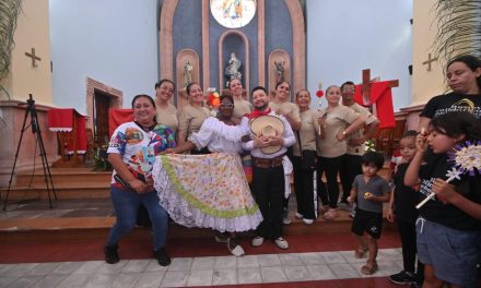 Ballets folclóricos depositan su tradicional ofrenda en Catedral de San Andrés Tuxtla